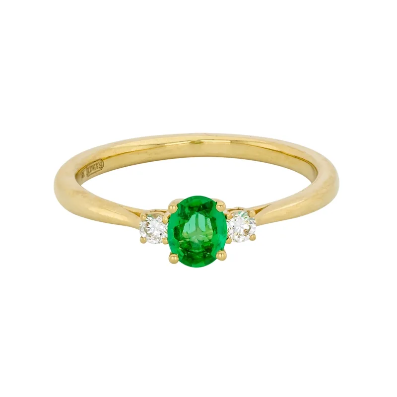 Anillo en oro amarillo de 18 Kilates, con esmeralda central de 0.30 Ct y decoración en diamantes de 0.09 Ct