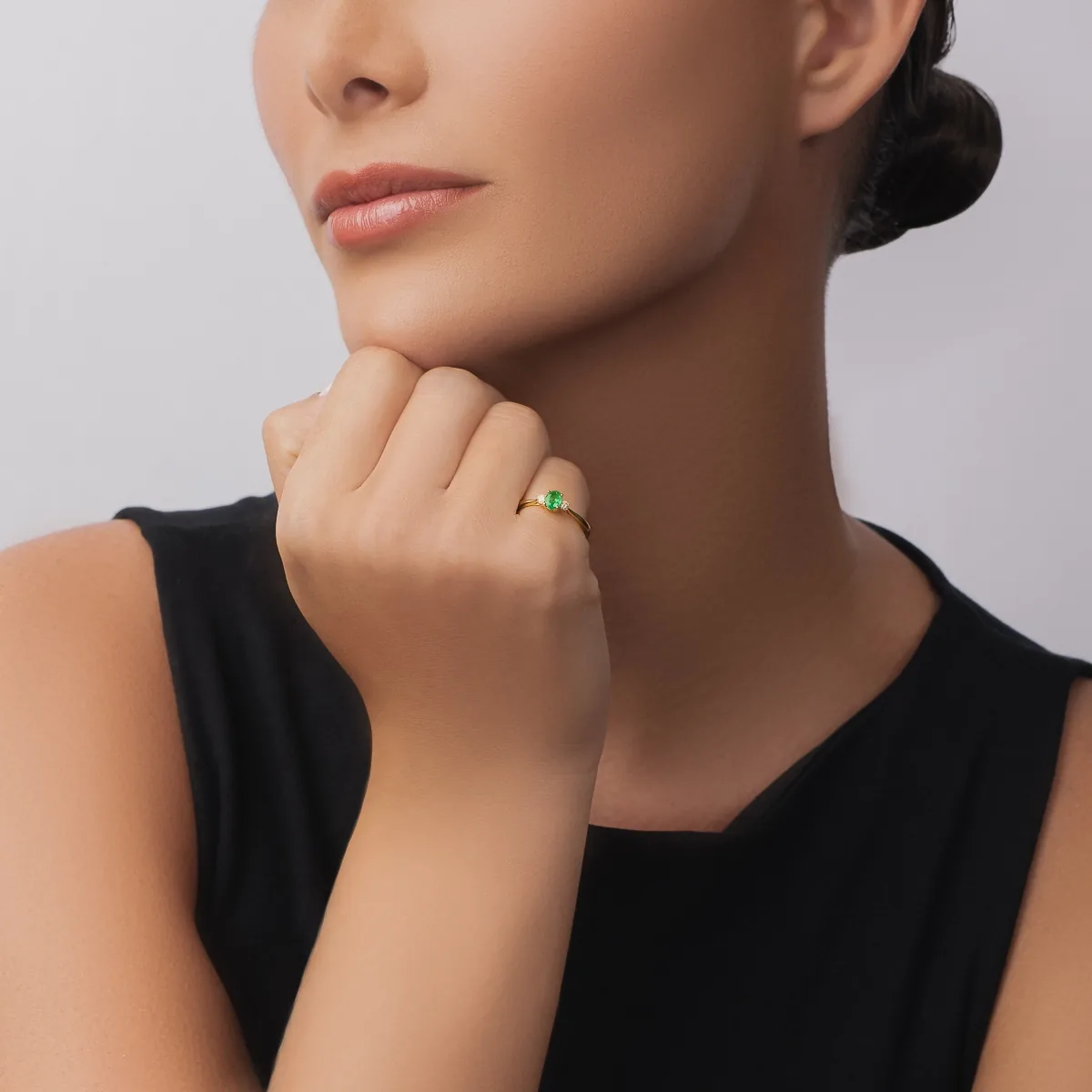 Anillo en oro amarillo de 18 Kilates, con esmeralda central de 0.30 Ct y decoración en diamantes de 0.09 Ct