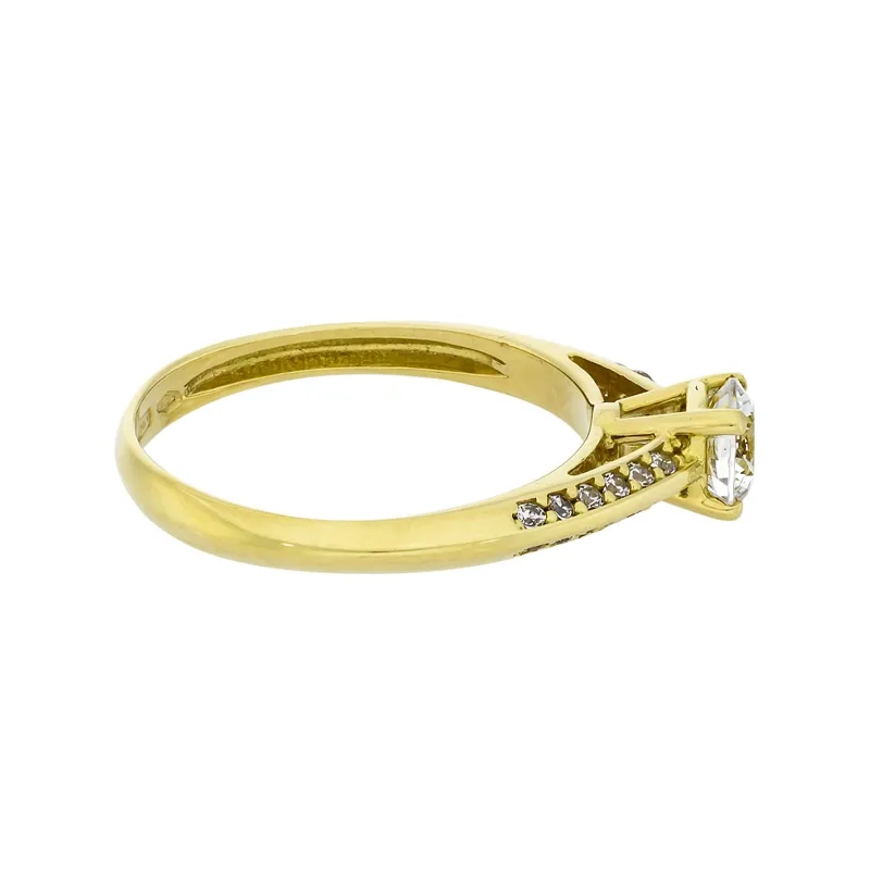Anillo en oro amarillo de 18 Kilates, con zircón central y decoración en zircones