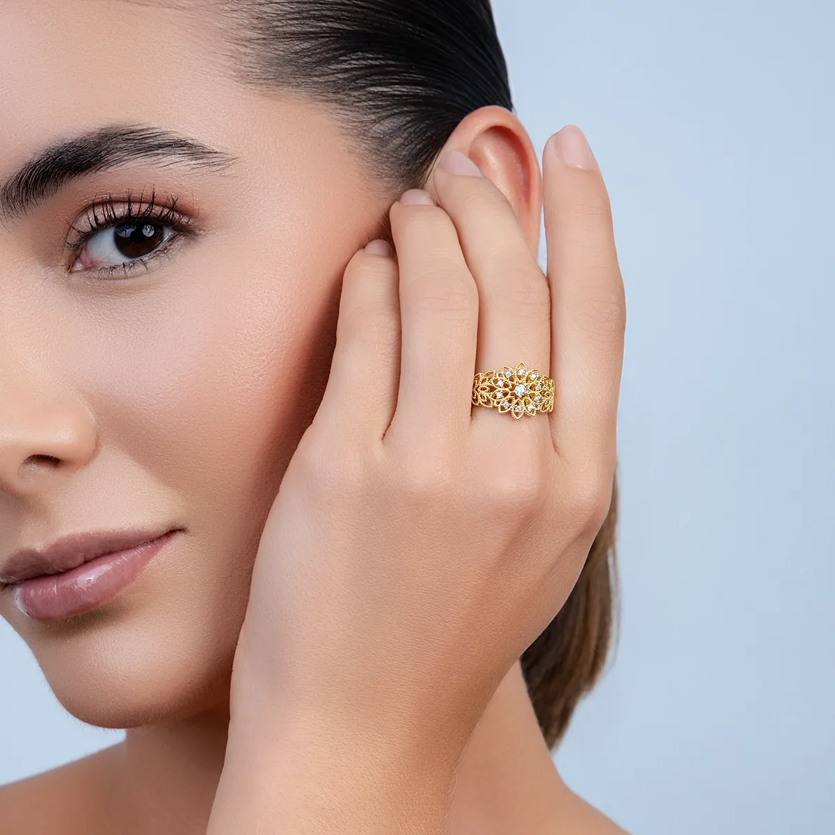 Anillo de flor en oro amarillo de 18 Kilates con visos, con zircones