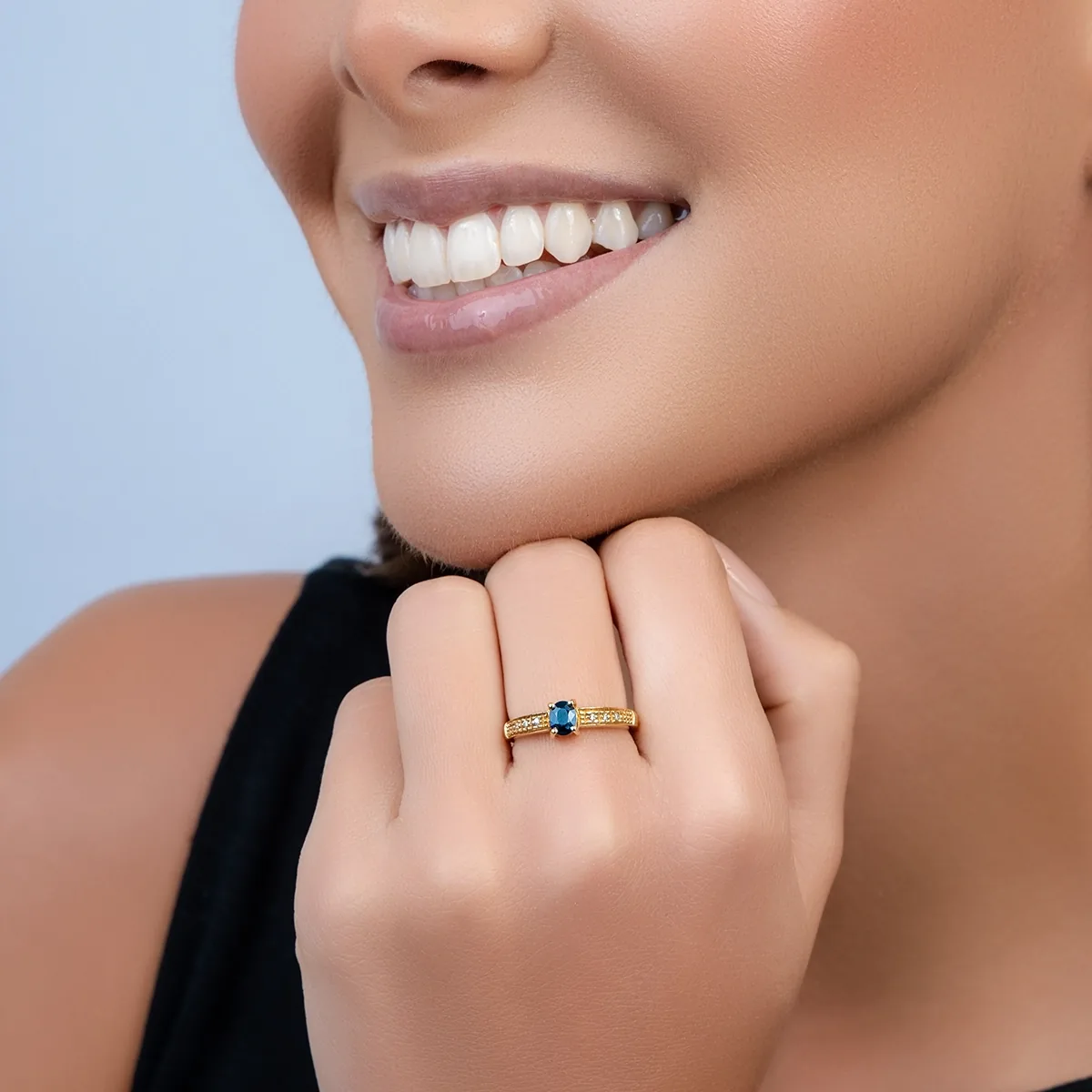 Anillo en oro amarillo de 18 Kilates, con zafiro central de 0.47 Ct y decoración en diamantes de 0.05 Ct