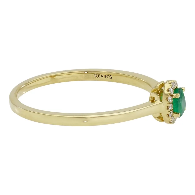 Anillo en oro amarillo de 18 Kilates, con esmeralda central de 0.16 Ct y decoración en diamantes de 0.04 Ct