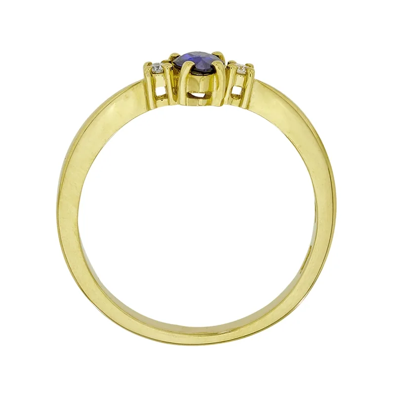 Anillo en oro amarillo de 18 Kilates, con zafiro central de 0.50 Ct y decoración en diamantes de 0.04 Ct