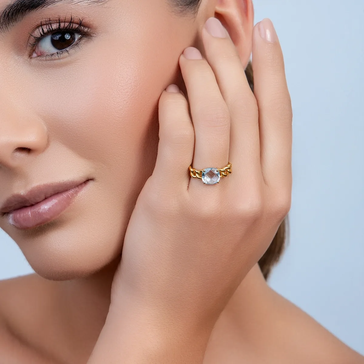 Anillo en oro amarillo de 18 Kilates, con topacio central