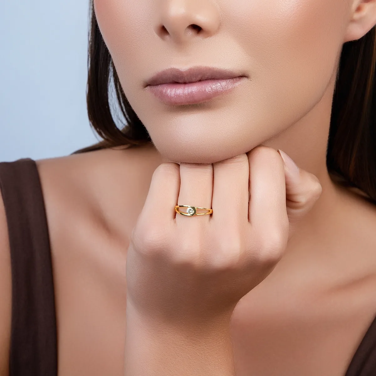 Anillo onda, con diamante central redondo de 0.15Ct, oro tono amarillo 18k, liso