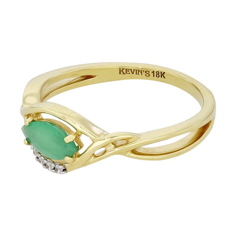 Anillo en oro amarillo de 18 Kilates, con esmeralda central y decoración en zircones