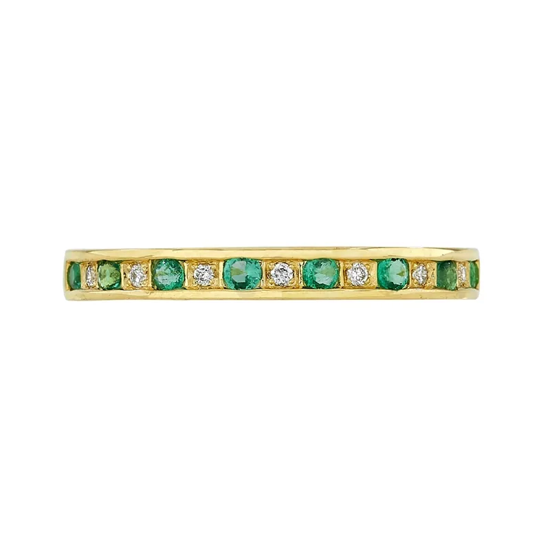 Anillo en oro amarillo de 18 Kilates, con esmeraldas de 0.15 Ct y diamantes de 0.04 Ct