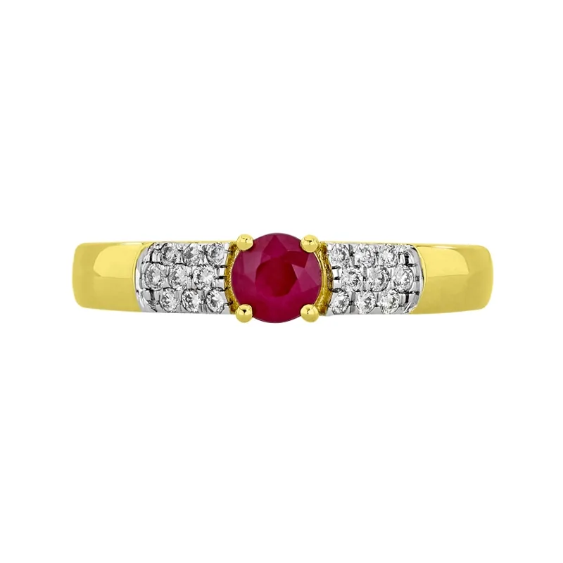 Anillo en oro amarillo de 18 Kilates, con rubí central de 0.30 Ct y decoración en diamantes de 0.12 Ct