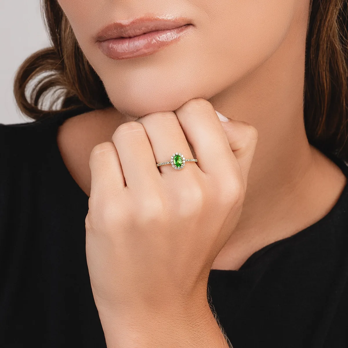Anillo en oro amarillo de 18 Kilates, con granate central y decoración en diamantes de 0.21 Ct