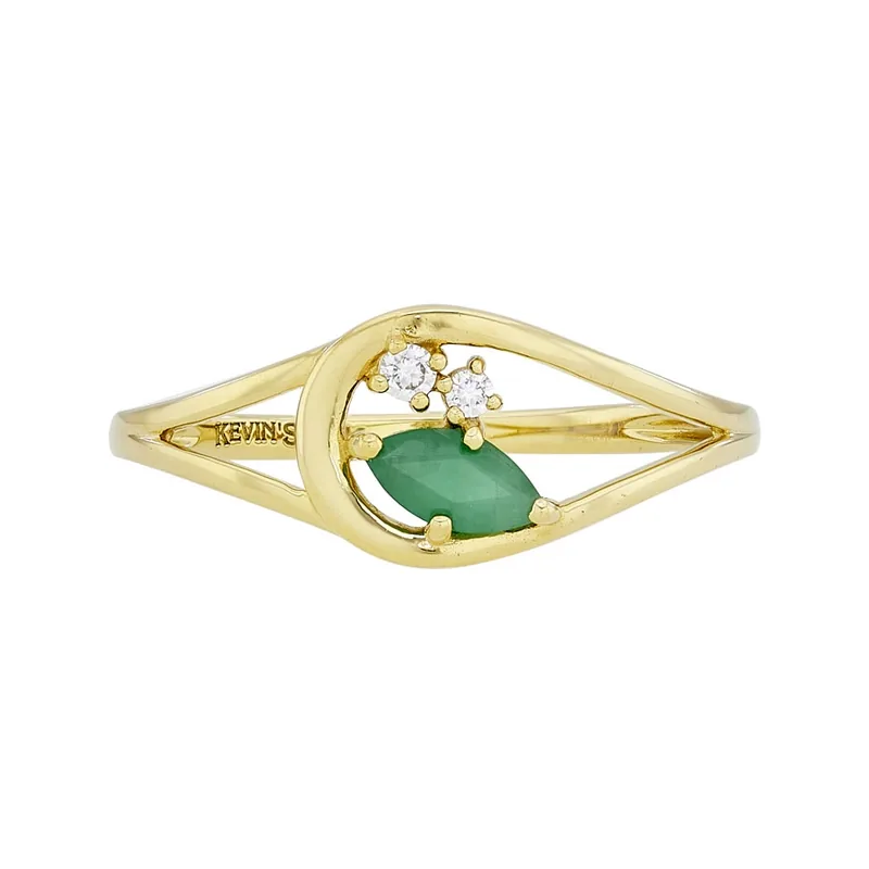 Anillo en oro amarillo de 18 Kilates, con esmeralda central y decoración en zircones