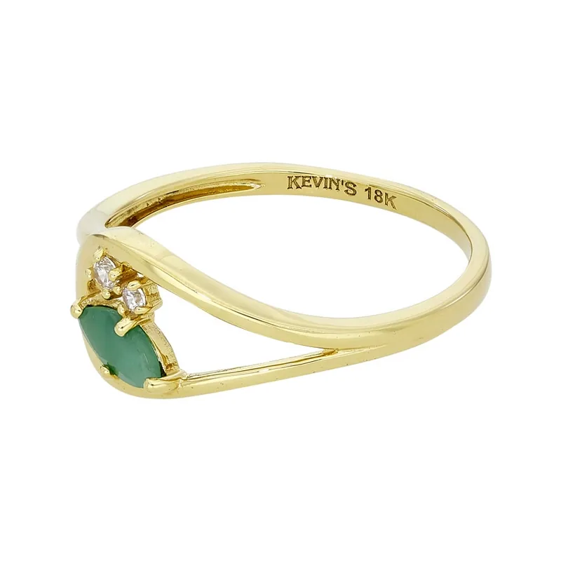 Anillo en oro amarillo de 18 Kilates, con esmeralda central y decoración en zircones