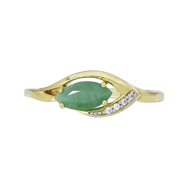 Anillo en oro amarillo de 18 Kilates, con esmeralda central y decoración en zircones