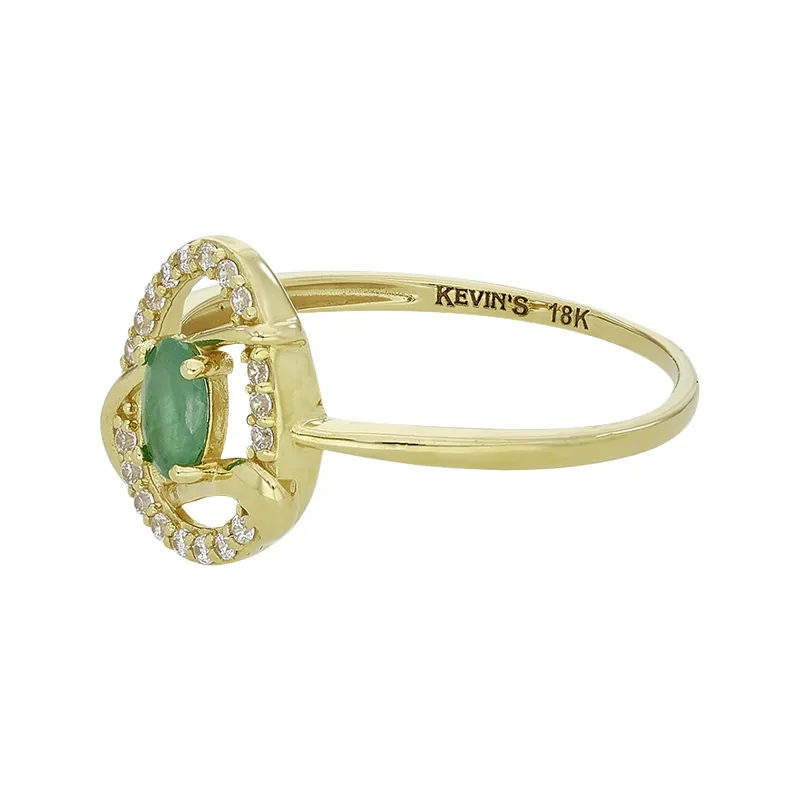 Anillo en oro amarillo de 18 Kilates, con esmeralda central y decoración en zircones
