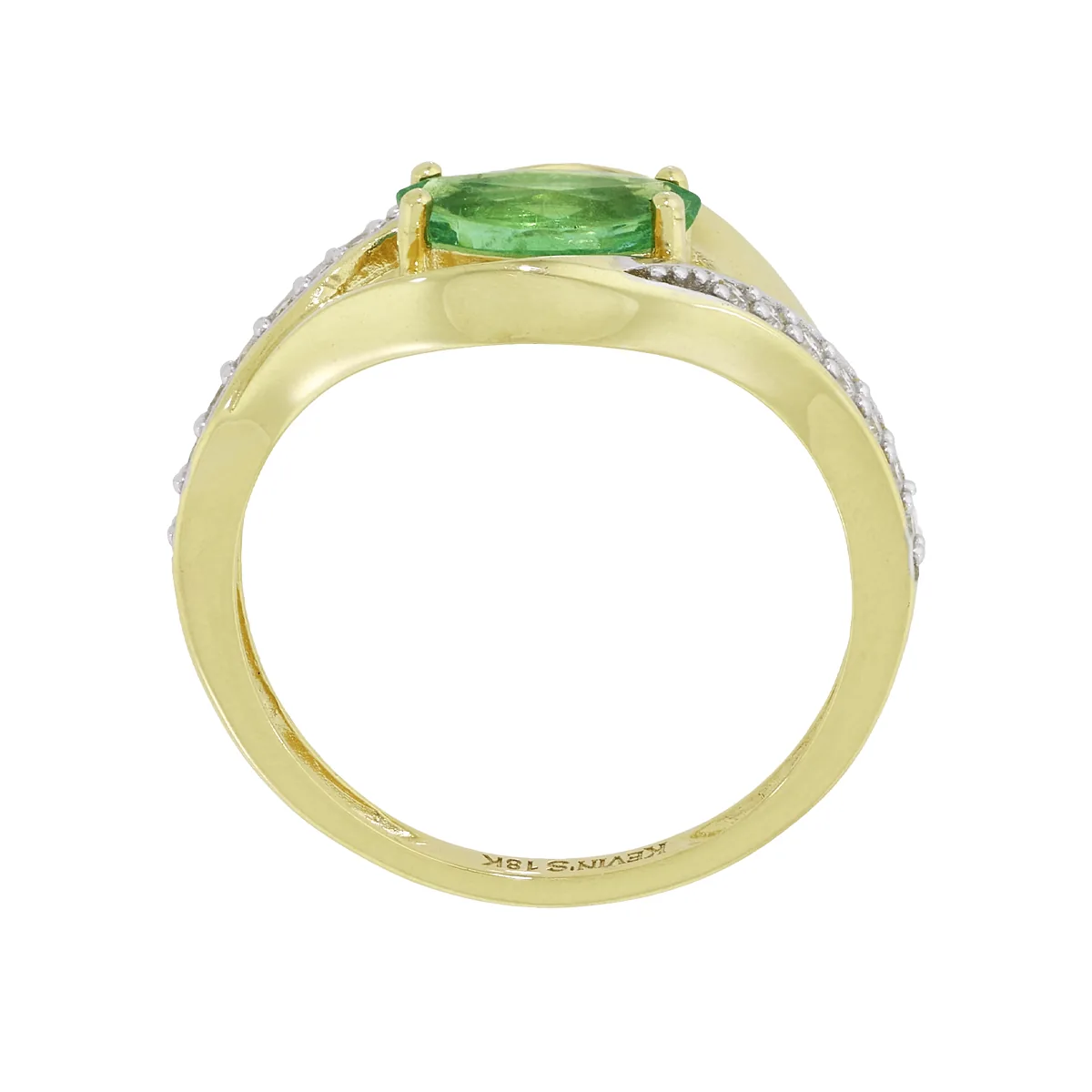 Anillo en oro amarillo de 18 Kilates, con esmeralda central de 0.50 Ct y decoración en diamantes de 0.10 Ct