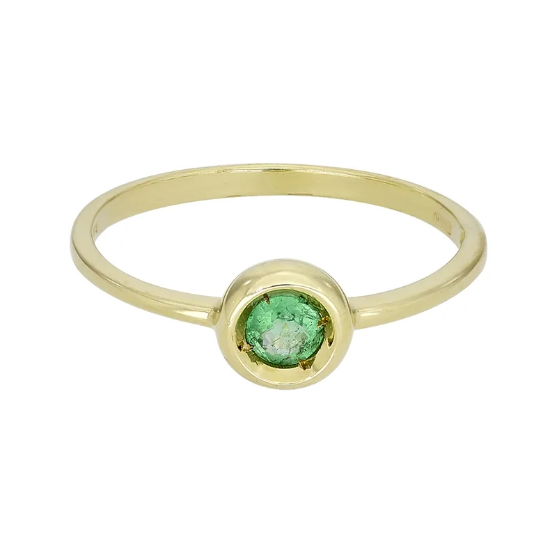 Anillo en oro amarillo de 18 Kilates, con esmeralda central de 0.18 Ct