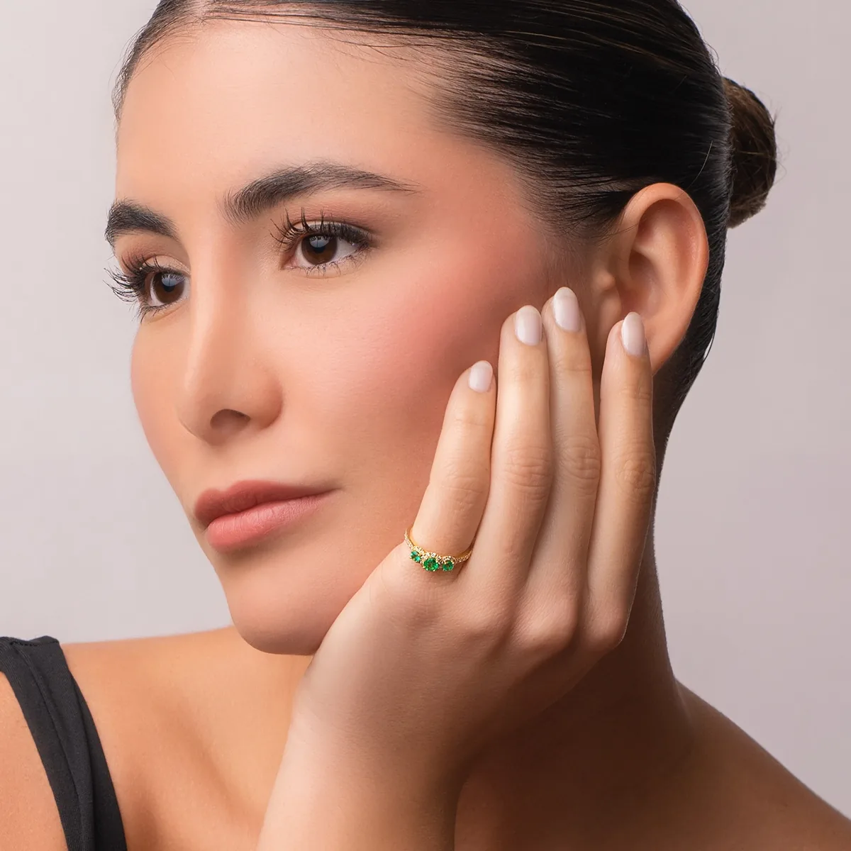 Anillo en oro amarillo de 18 Kilates, con esmeraldas de 0.40 Ct y diamantes de 0.20 Ct