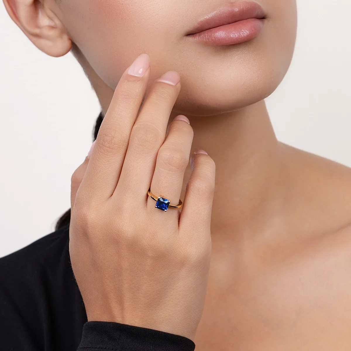 Anillo con zafiro laboratorio central princess de 1.25Ct, oro tono amarillo 18k