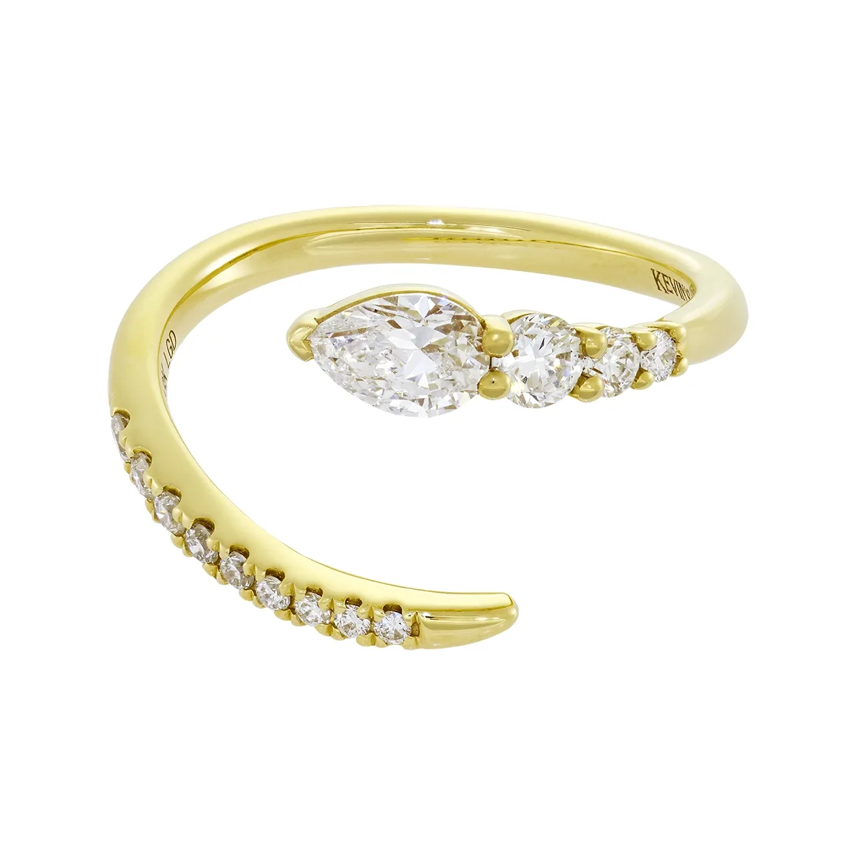 Anillo en oro amarillo de 18 Kilates, con diamante laboratorio central de 0.30 Ct y decoración en diamante de laboratorio de 0.25 Ct