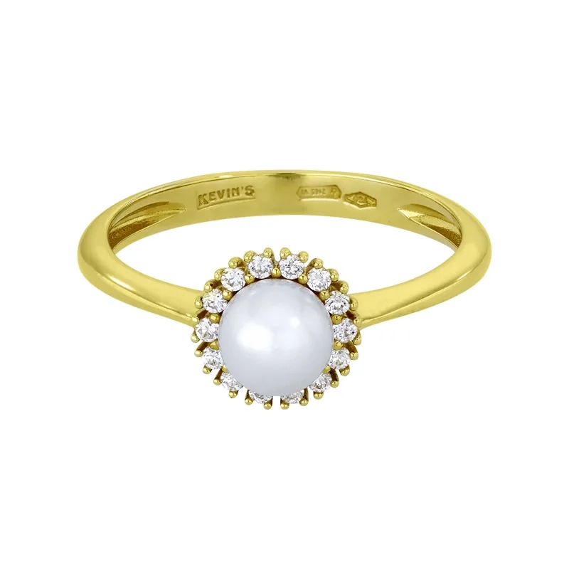 Anillo en oro amarillo de 18 Kilates, con perla central de 5 mm de ancho aprox y decoración en zircones