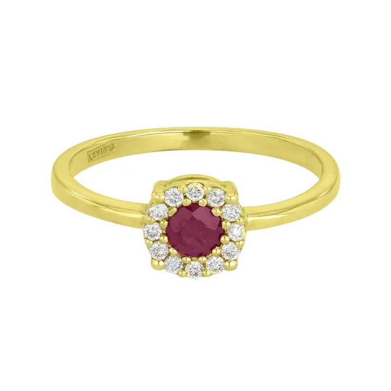 Anillo en oro amarillo de 18 Kilates, con rubí central de 0.32 Ct y decoración en diamantes de 0.12 Ct