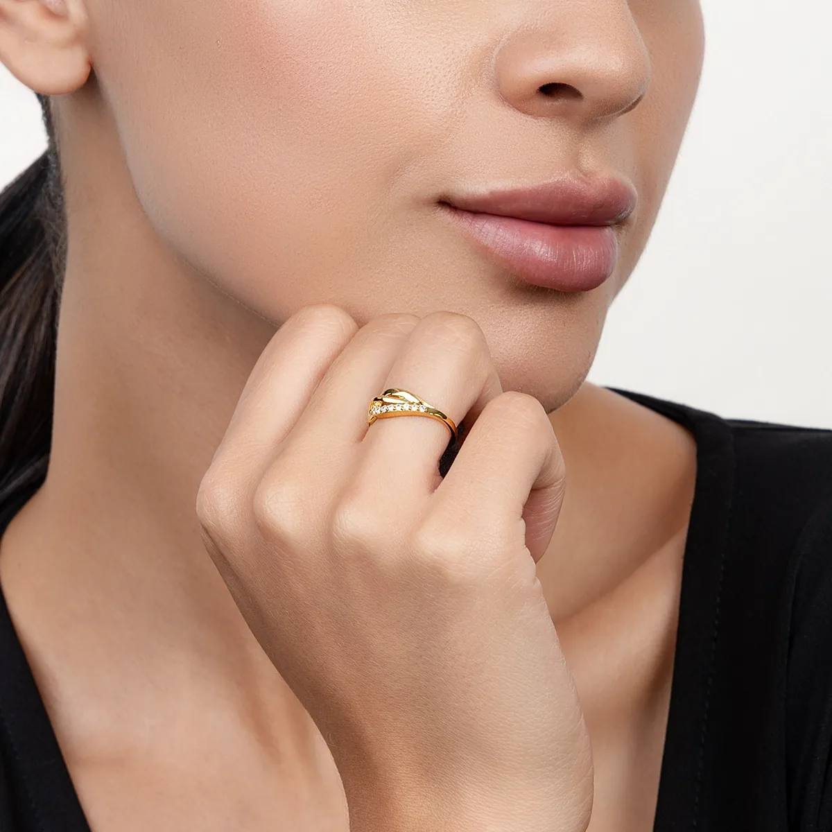 Anillo en oro amarillo de 18 Kilates, con zircones