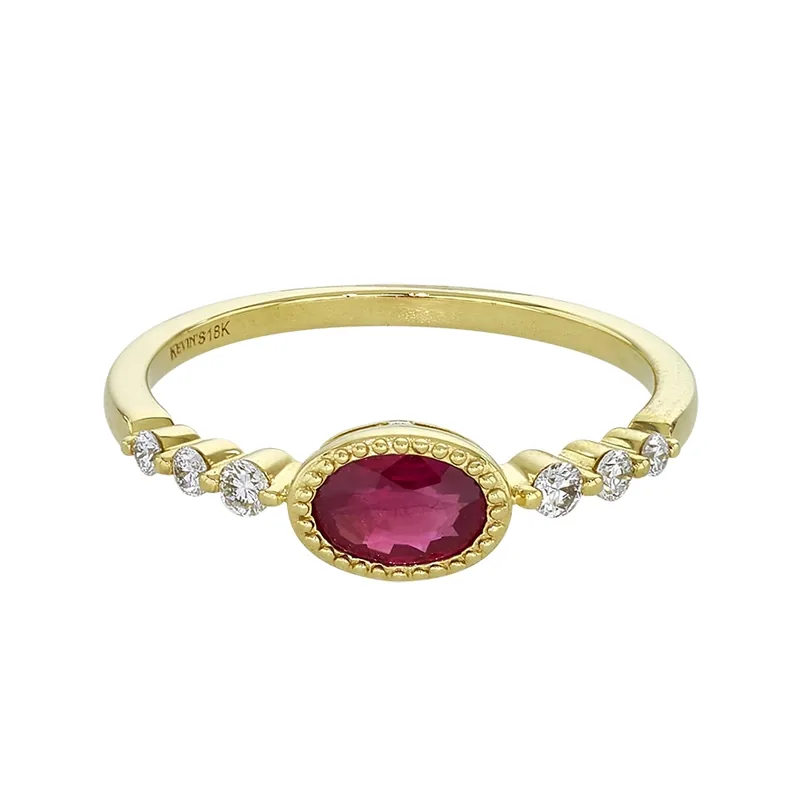 Anillo en oro amarillo de 18 Kilates, con rubí central de 0.55 Ct y decoración en diamantes de 0.16 Ct
