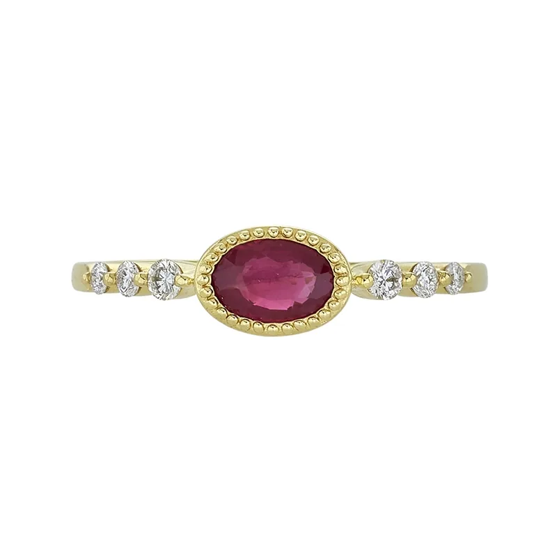 Anillo en oro amarillo de 18 Kilates, con rubí central de 0.55 Ct y decoración en diamantes de 0.16 Ct