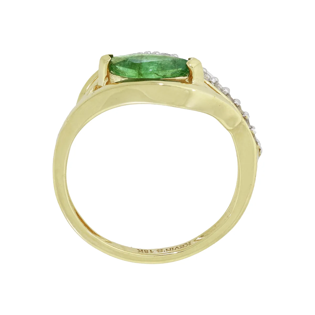 Anillo en oro amarillo de 18 Kilates, con esmeralda central de 0.50 Ct y decoración en diamantes de 0.08 Ct