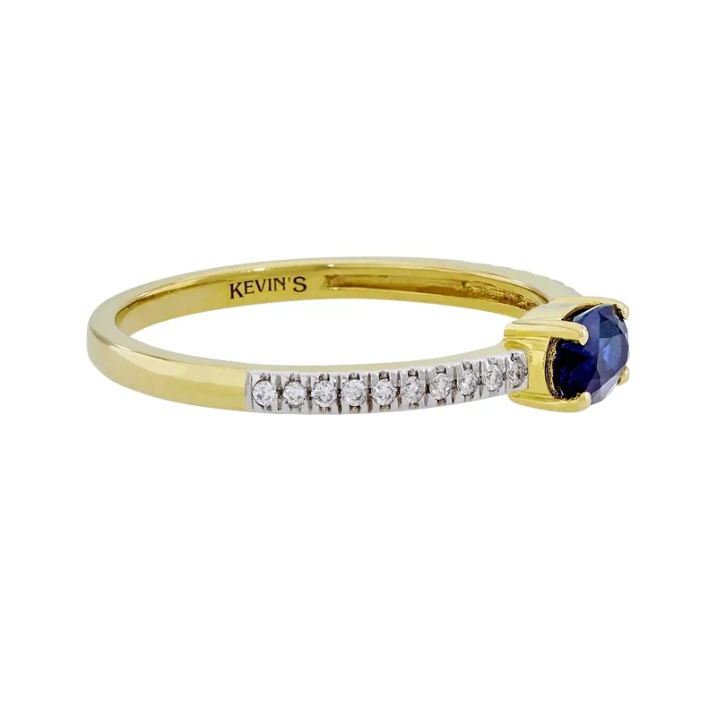 Anillo en oro amarillo de 18 Kilates, con zafiro central de 0.52 Ct y decoración en diamantes de 0.10 Ct