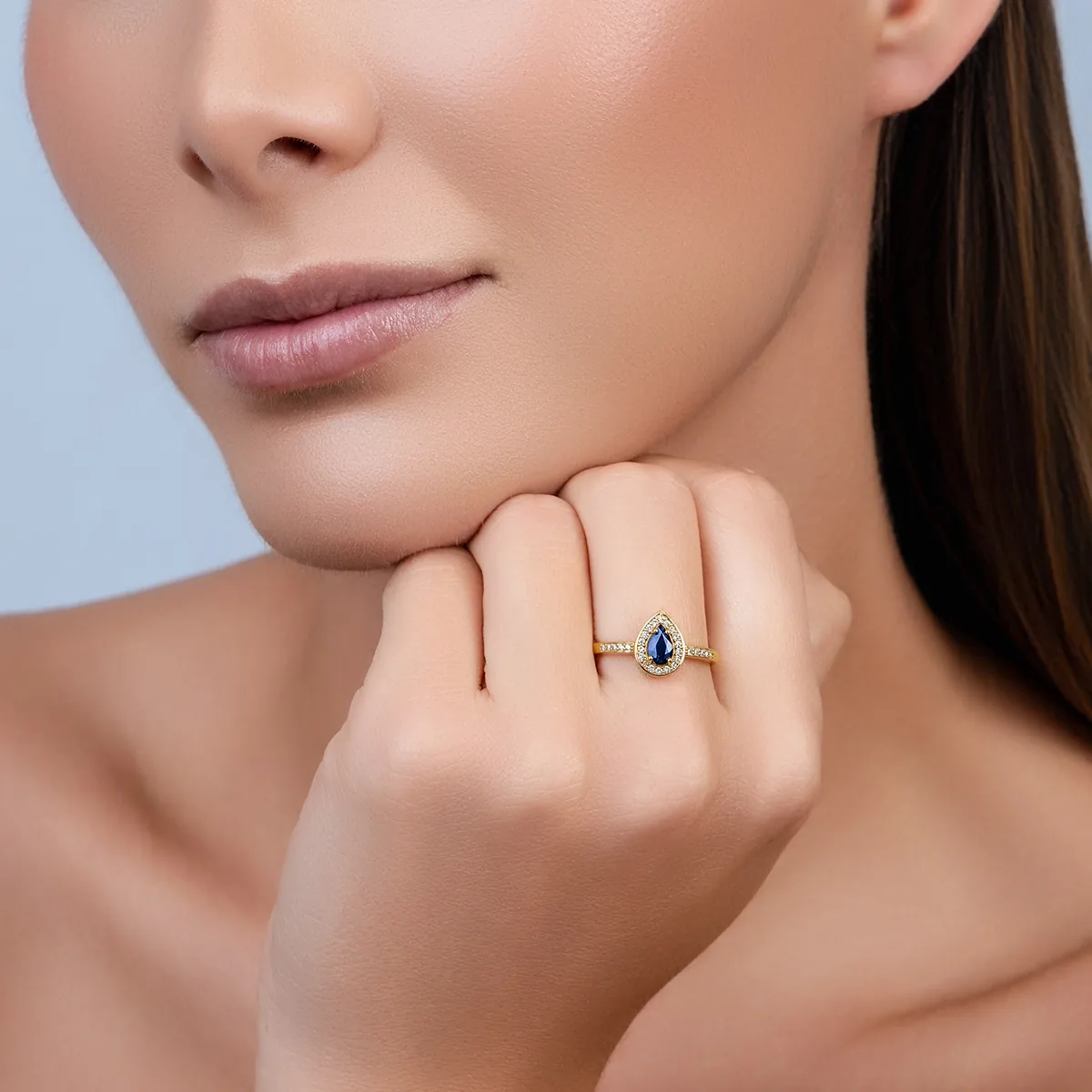 Anillo en oro amarillo de 18 Kilates, con zafiro central de 0.55 Ct y decoración en diamantes de 0.14 Ct