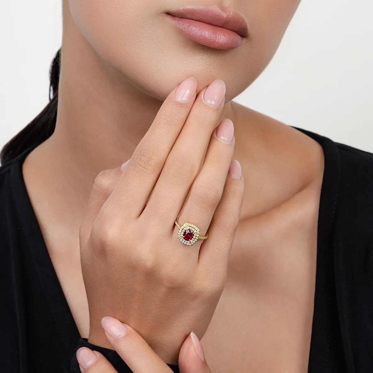 Anillo de halo doble, con ruby laboratorio central óvalo de 0.60Ct y decoración en diamantes de laboratorio, oro tono amarillo 18k