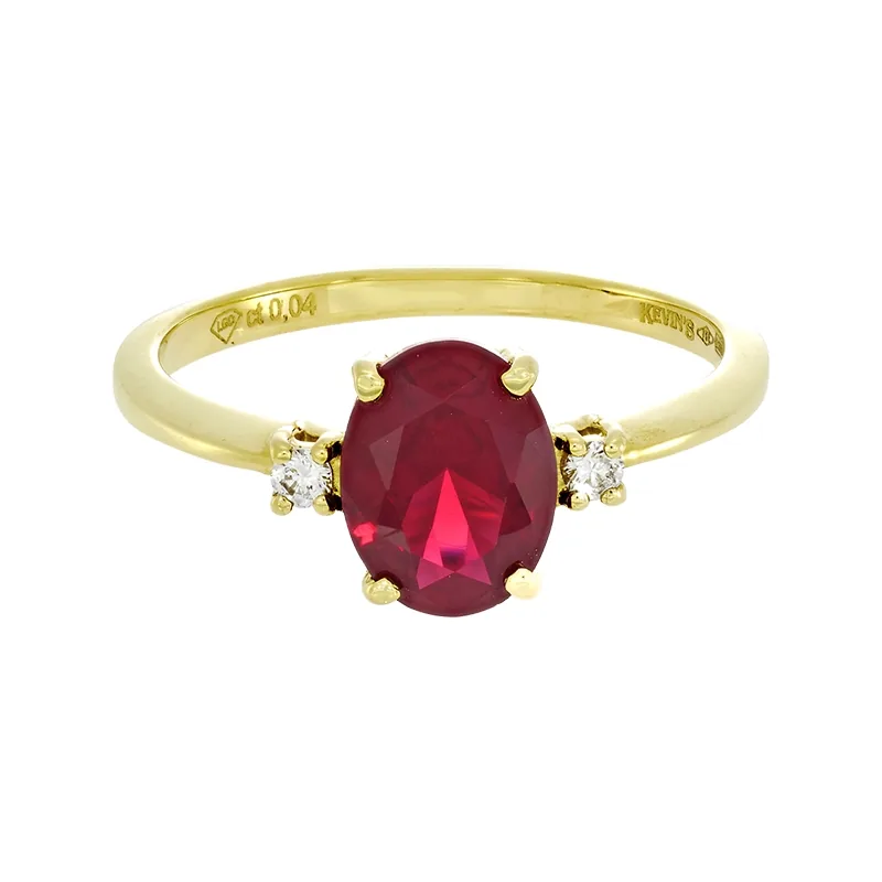 Anillo con rubí laboratorio central óvalo de 1.35Ct y decoración en diamantes de laboratorio, oro tono amarillo 18k