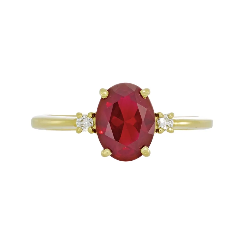 Anillo con rubí laboratorio central óvalo de 1.35Ct y decoración en diamantes de laboratorio, oro tono amarillo 18k