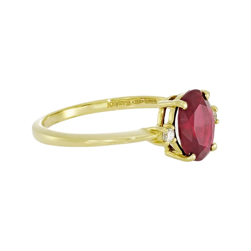 Anillo con rubí laboratorio central óvalo de 1.35Ct y decoración en diamantes de laboratorio, oro tono amarillo 18k