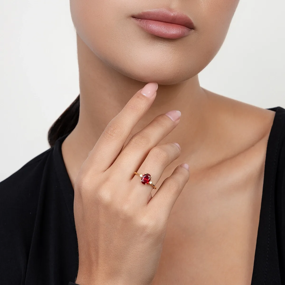 Anillo con ruby laboratorio central óvalo de 1.35Ct y decoración en diamantes de laboratorio, oro tono amarillo 18k
