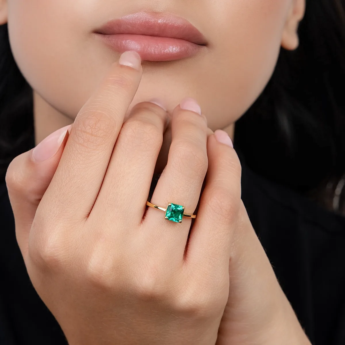 Anillo con esmeralda laboratorio central princess de 0.90Ct, oro tono amarillo 18k