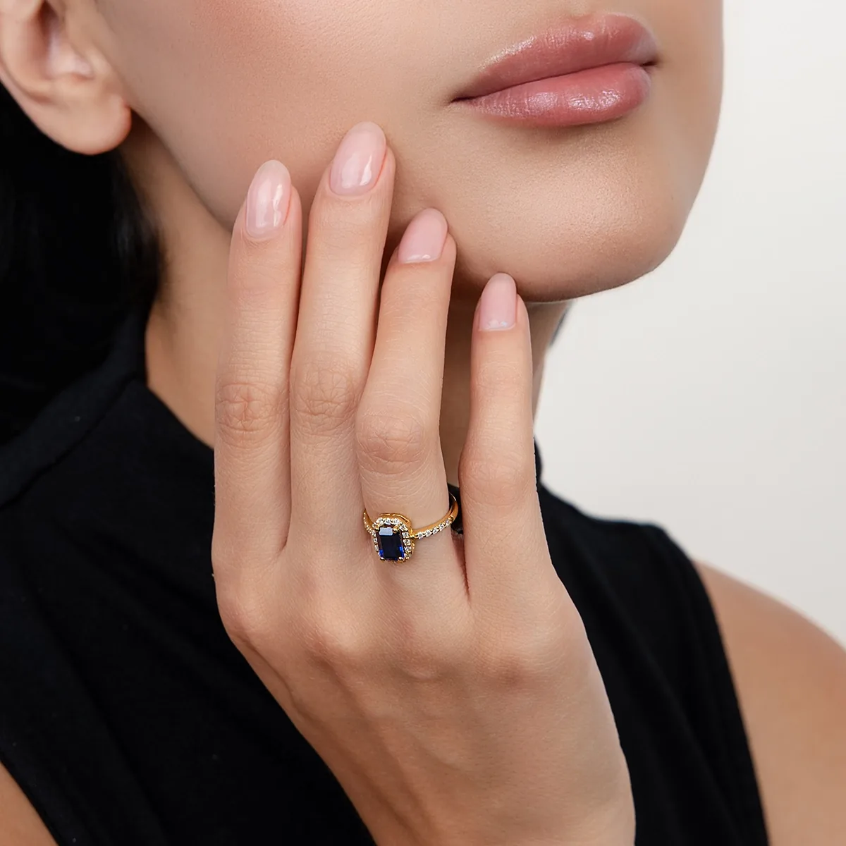 Anillo de halo rectangular, con zafiro laboratorio central rectángulo de 1.15Ct y decoración en diamantes de laboratorio, oro tono amarillo 18k