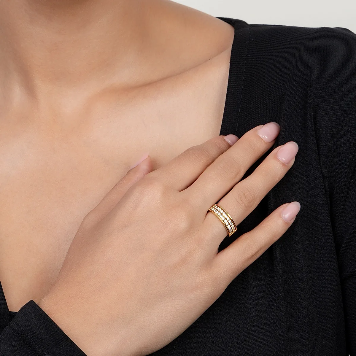 Anillo en oro amarillo de 18 Kilates, con zircones