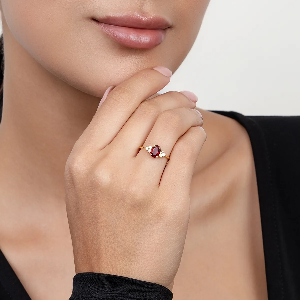 Anillo con ruby laboratorio central óvalo de 0.85Ct y decoración en diamantes de laboratorio, oro tono amarillo 18k