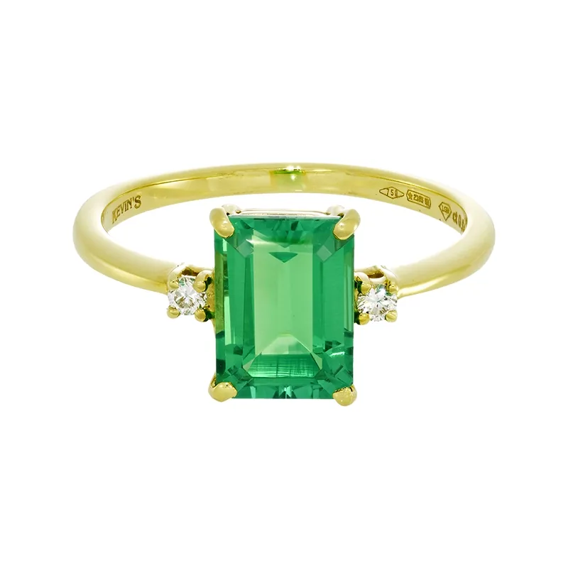 Anillo con esmeralda laboratorio central corte esmeralda de 1.15Ct y decoración en diamantes de laboratorio, oro tono amarillo 18k