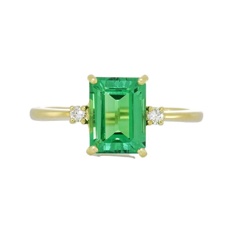 Anillo con esmeralda laboratorio central corte esmeralda de 1.15Ct y decoración en diamantes de laboratorio, oro tono amarillo 18k