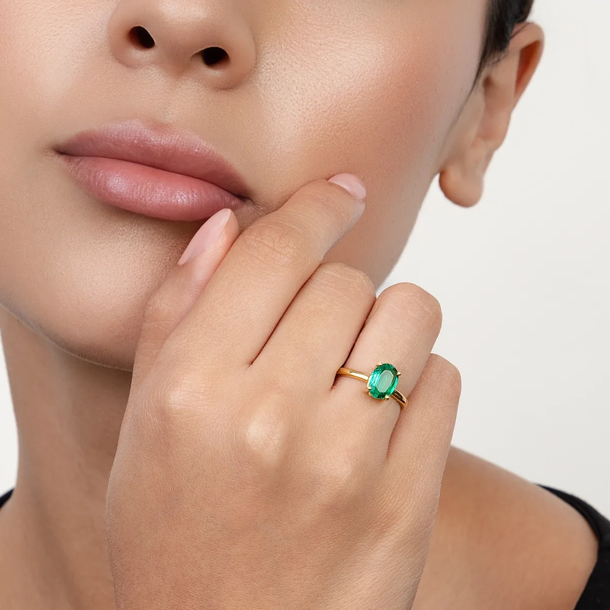 Anillo con esmeralda laboratorio central óvalo de 1.00Ct, oro tono amarillo 18k