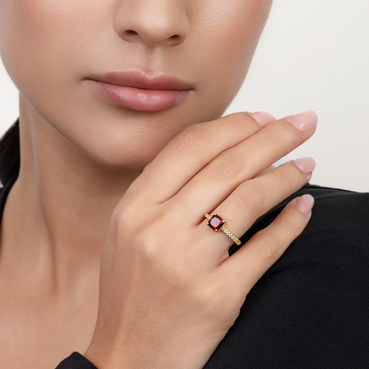 Anillo con ruby laboratorio central princess de 1.25Ct y decoración en diamantes de laboratorio, oro tono amarillo 18k