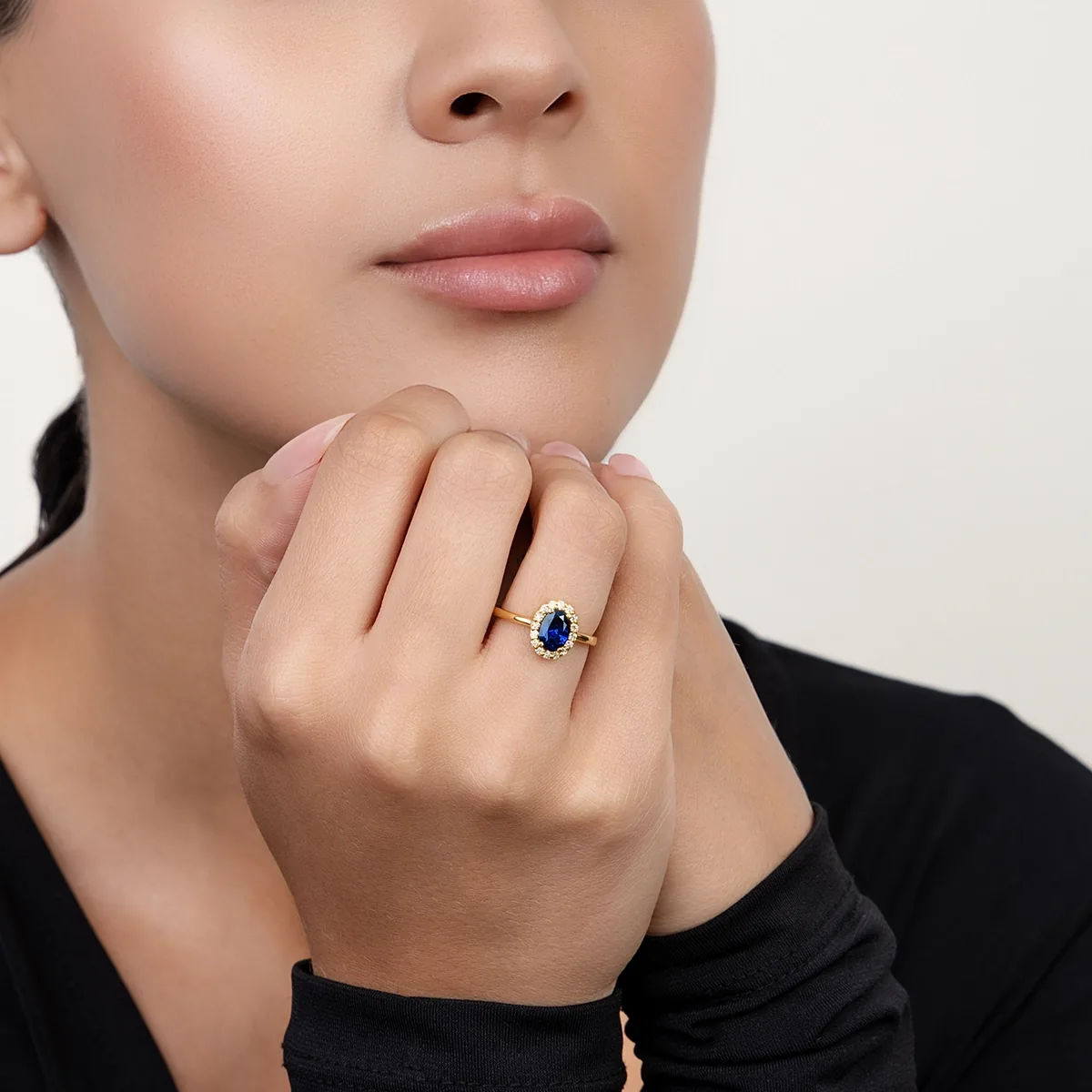 Anillo de halo oval, con zafiro laboratorio central óvalo de 0.80Ct y decoración en diamantes de laboratorio, oro tono amarillo 18k