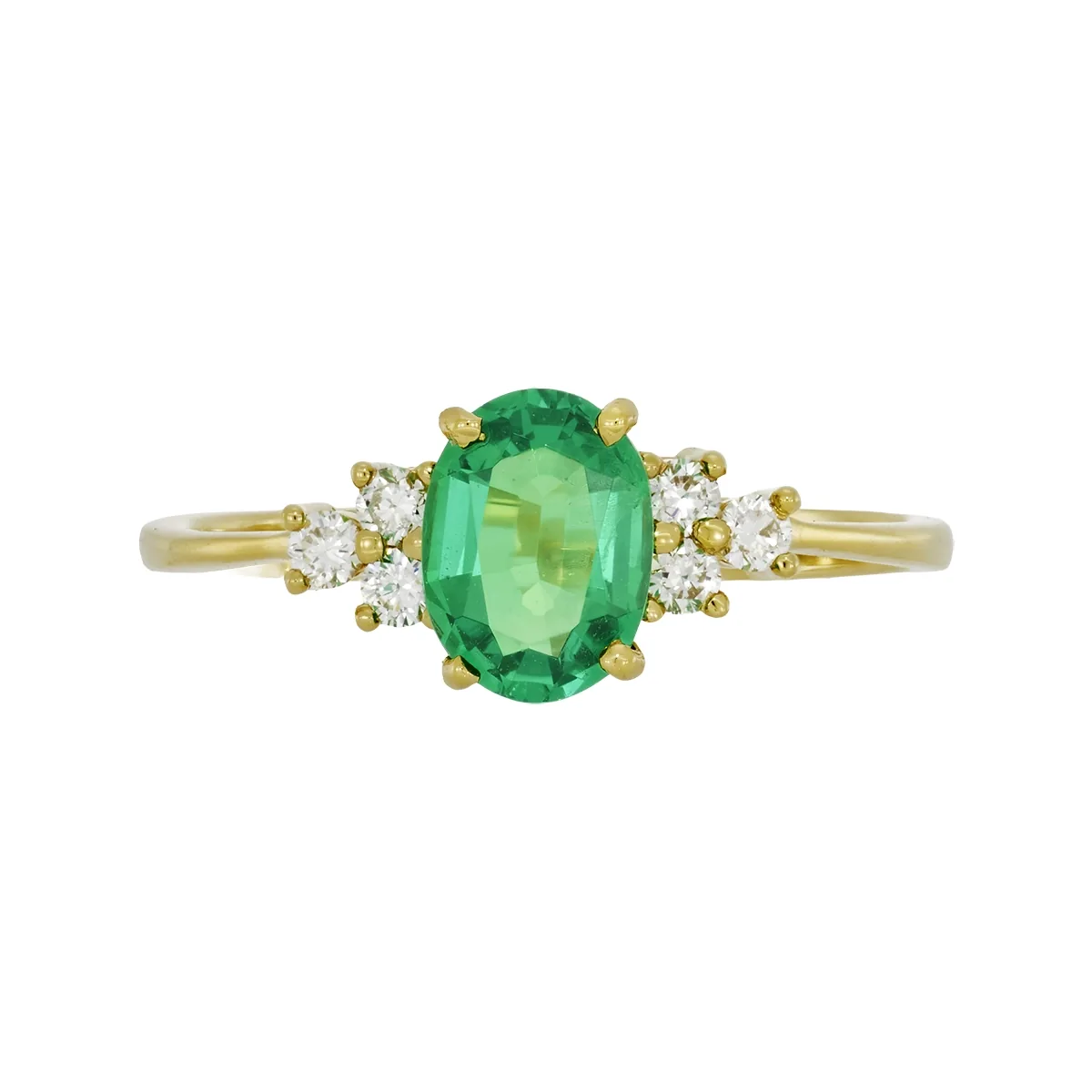 Anillo con esmeralda laboratorio central óvalo de 0.60Ct y decoración en diamantes de laboratorio, oro tono amarillo 18k