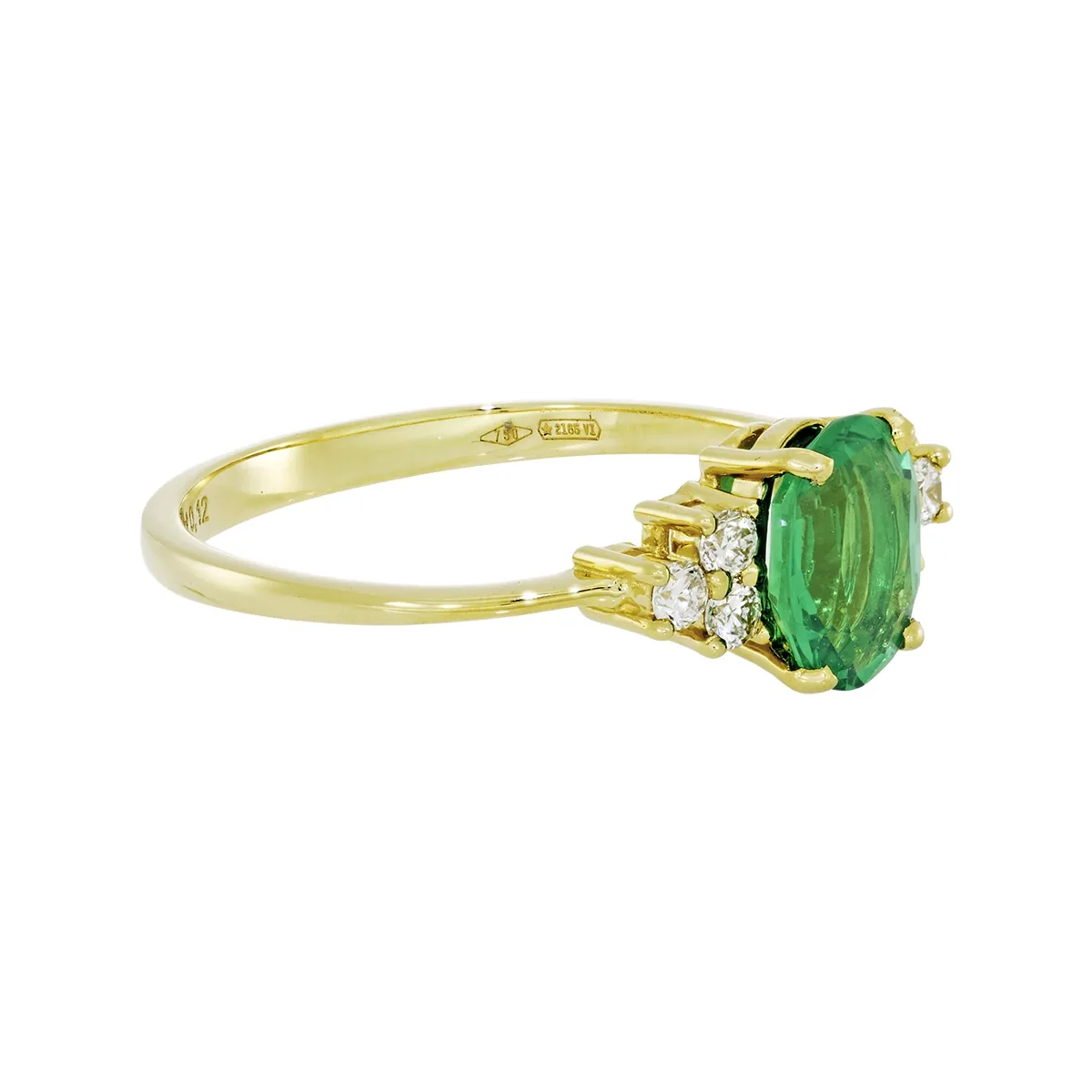 Anillo con esmeralda laboratorio central óvalo de 0.60Ct y decoración en diamantes de laboratorio, oro tono amarillo 18k