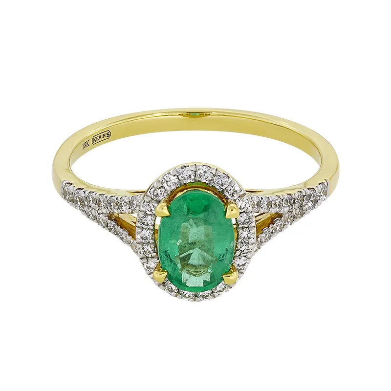 Anillo en oro amarillo de 18 Kilates, con esmeralda central de 0.65 Ct y decoración en diamantes de 0.25 Ct