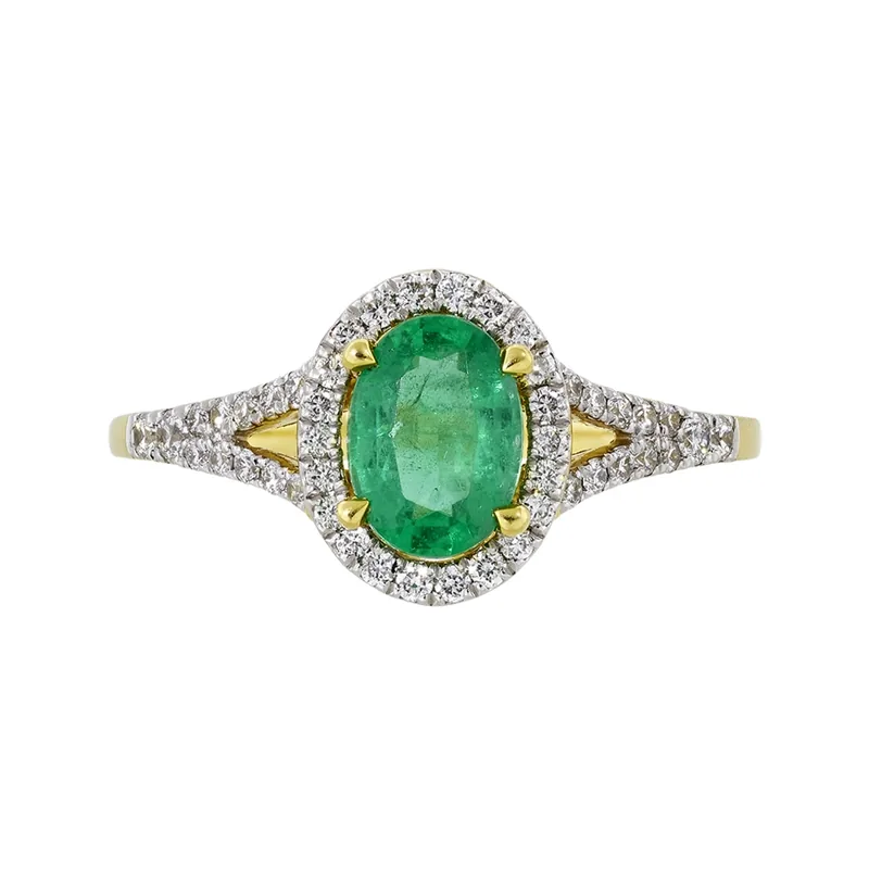 Anillo en oro amarillo de 18 Kilates, con esmeralda central de 0.65 Ct y decoración en diamantes de 0.25 Ct