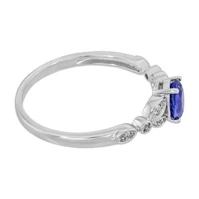 Anillo en oro blanco de 18 Kilates, con zafiro central de 0.58 Ct y decoración en diamantes de 0.07 Ct
