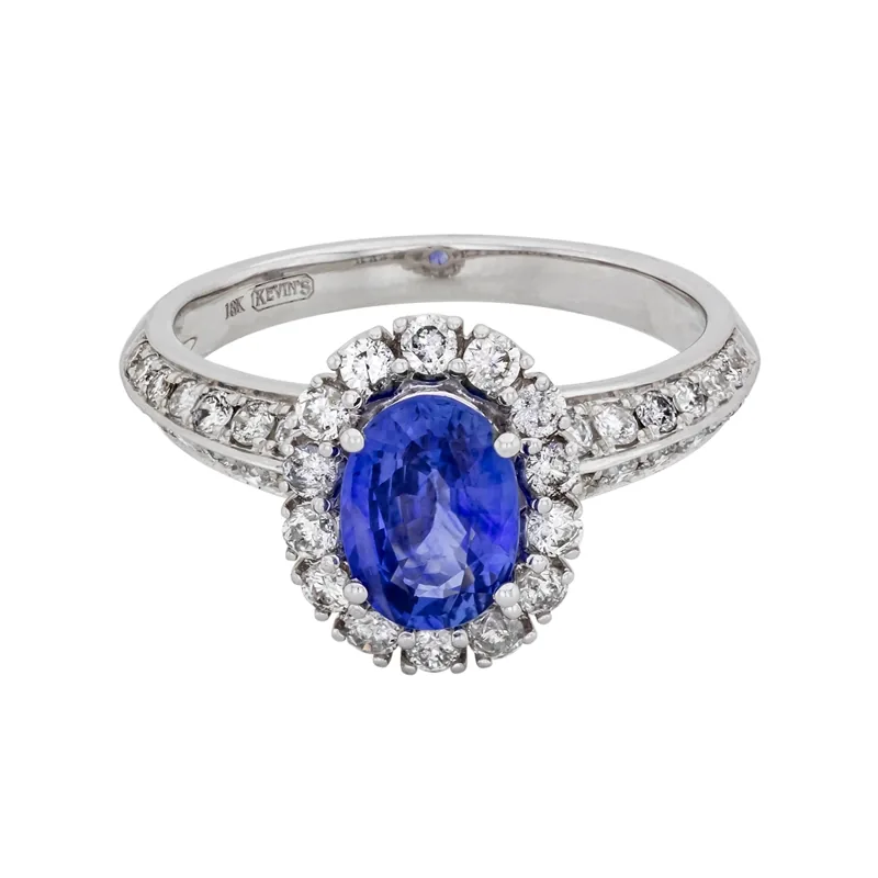 Anillo en oro blanco de 18 Kilates, con zafiro central de 1.00 Ct y decoración en diamantes de 0.50 Ct